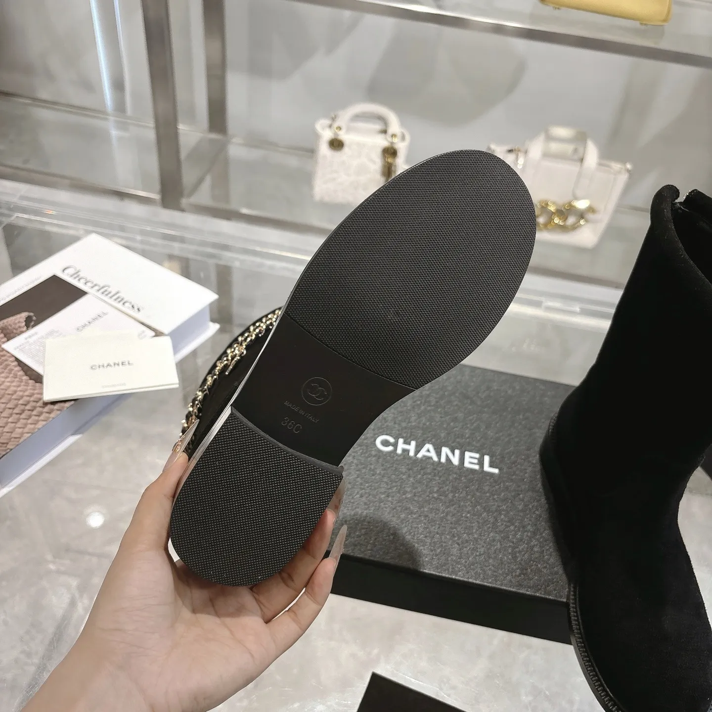👟👟Ex-factory price 580👟👟 (Top version) CHANEL Chanel* Xiaoxiang new autumn and winter letter knight boots. This knight boot is really a representative of handsome fashion. The boots are embellished with Chanel letters, low-key yet luxurious! Simple, fashionable, individual and grand! The natural and smooth beauty has a beauty that is stunning in time. You should also show off your long legs in winter ~ Upper: imported calfskin Lining: water-dyed cowhide lining Heel height: about 3cm Size: 35-39 (40, 41 customization is not returnable)